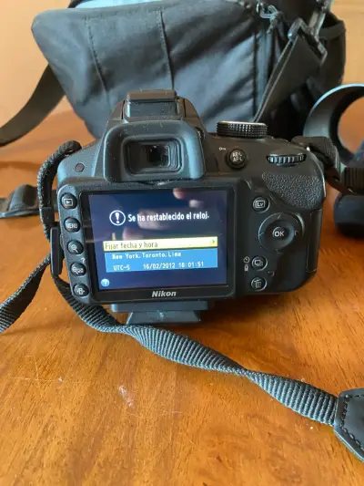 Cámara Nikon DSLR con bolsa de transporte - miniatura 1