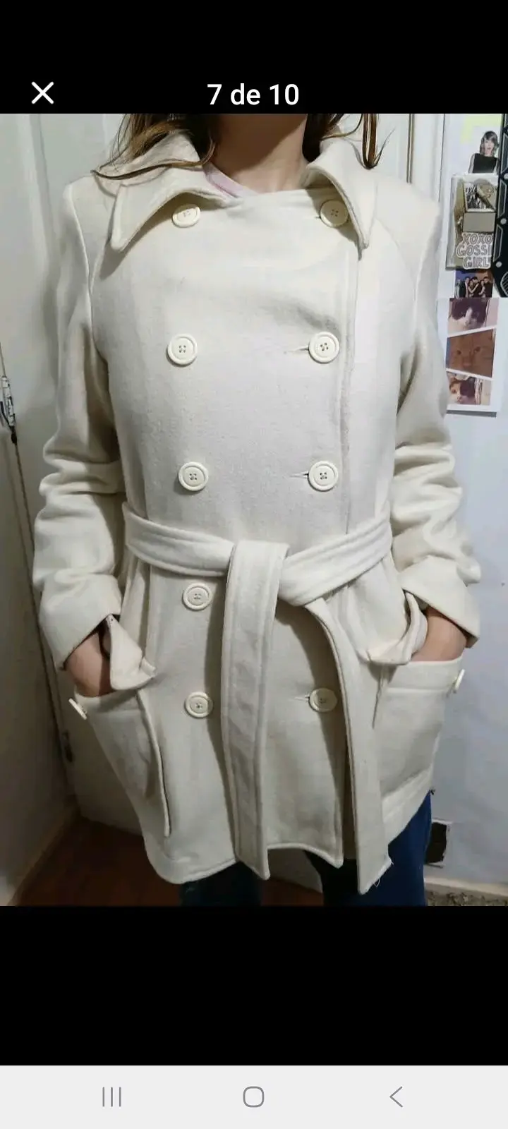 Abrigo beige con cinturón y botones - 1