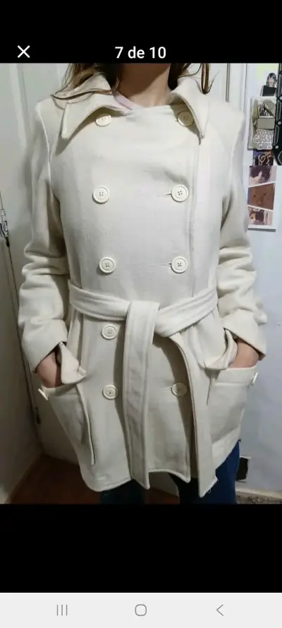 Abrigo beige con cinturón y botones - miniatura 1