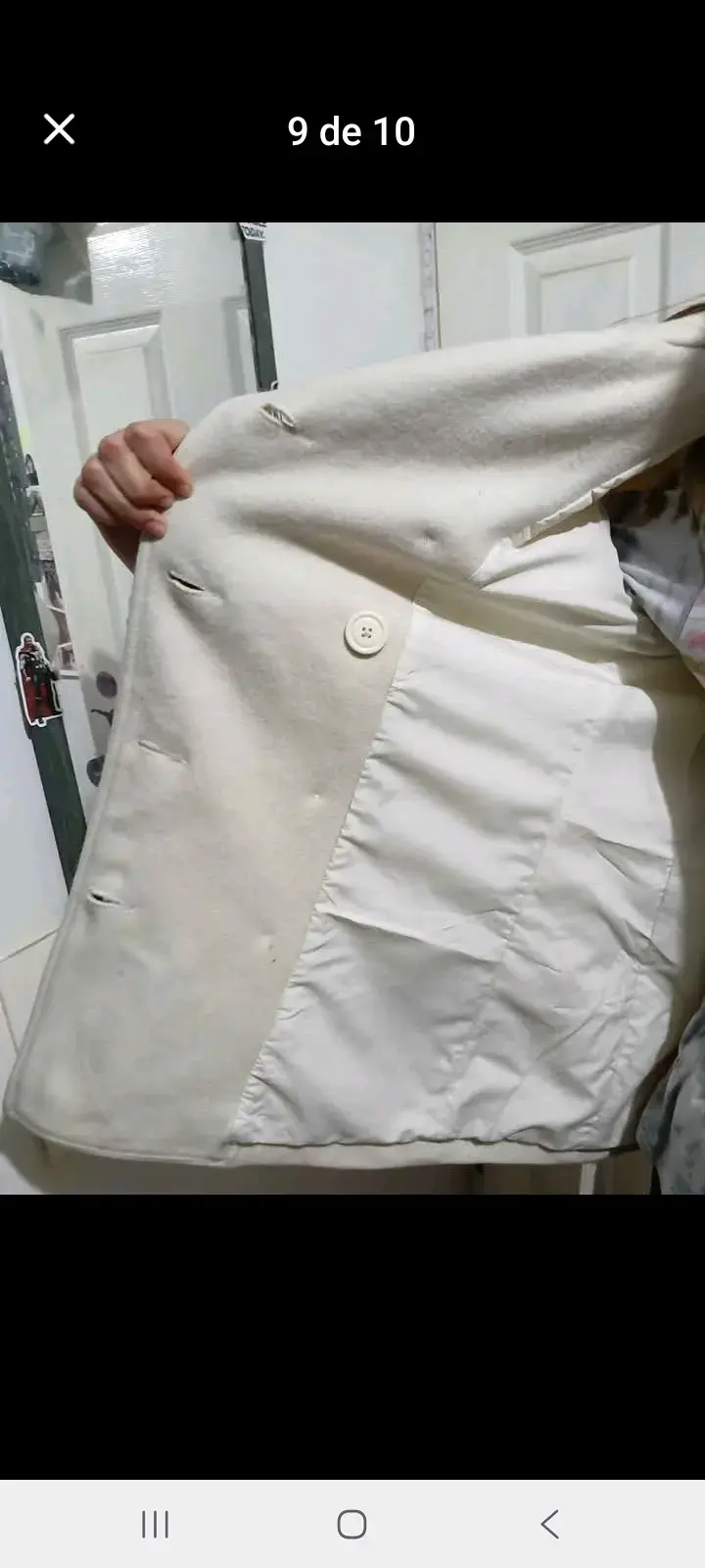 Abrigo beige con cinturón y botones - 2
