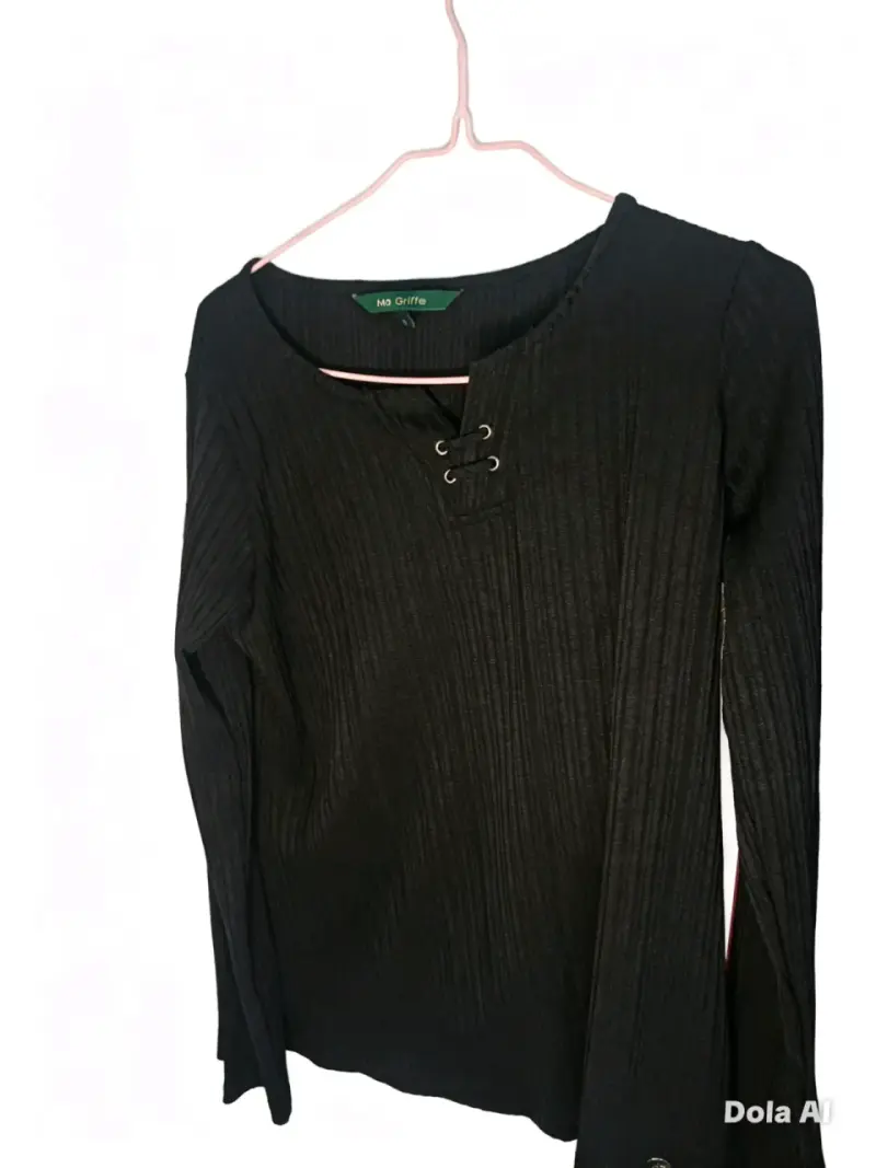 Polera negra de manga