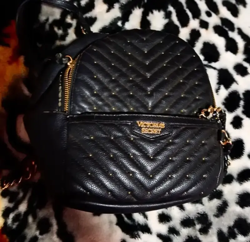 Mochila negra Victoria's Secret con diseño acolchado - 1