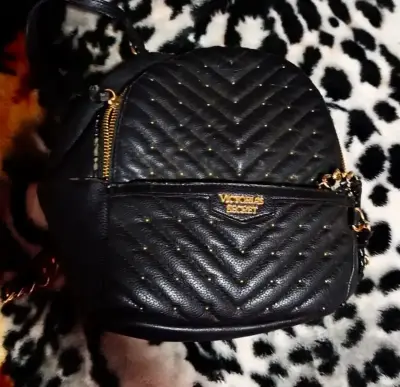 Mochila negra Victoria's Secret con diseño acolchado - miniatura 1