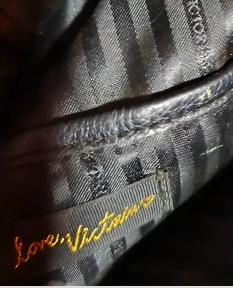 Mochila negra Victoria's Secret con diseño acolchado - 3
