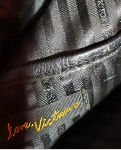 Mochila negra Victoria's Secret con diseño acolchado - miniatura 3