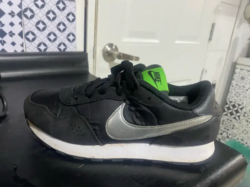 Zapatillas Nike negras con logo plateado - 1