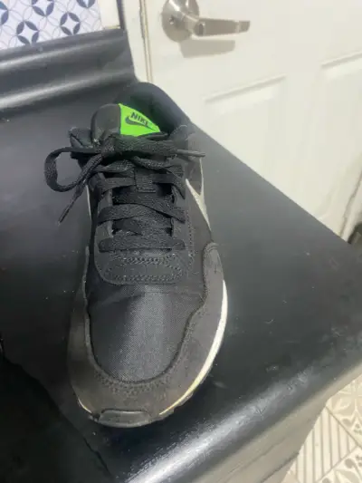 Zapatillas Nike negras con logo plateado - miniatura 2