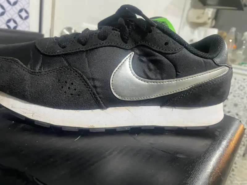 Zapatillas Nike negras con logo plateado - 3