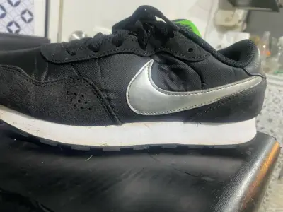 Zapatillas Nike negras con logo plateado - miniatura 3