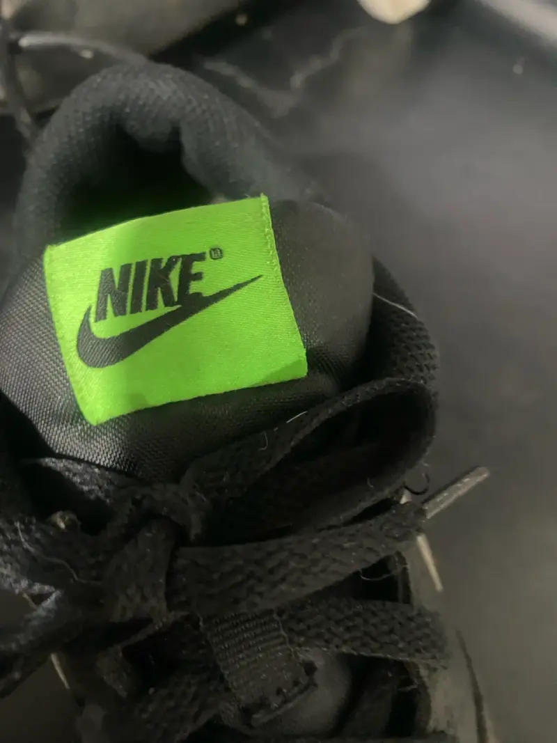 Zapatillas Nike negras con logo plateado - 4