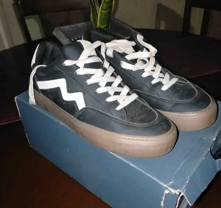 Zapatillas deportivas negras con diseño blanco - 1
