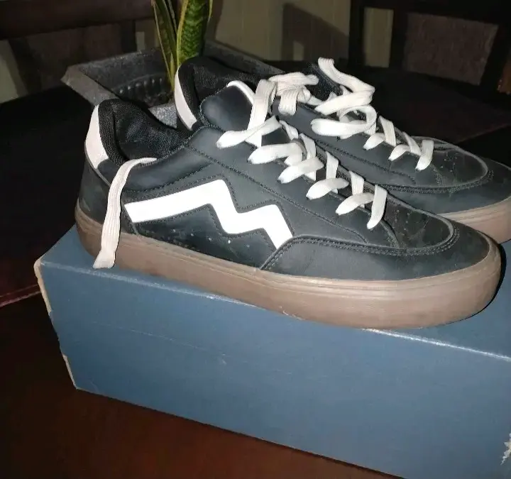 Zapatillas deportivas negras con diseño blanco - 2
