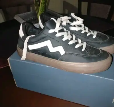 Zapatillas deportivas negras con diseño blanco - miniatura 2