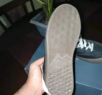 Zapatillas deportivas negras con diseño blanco - miniatura 3