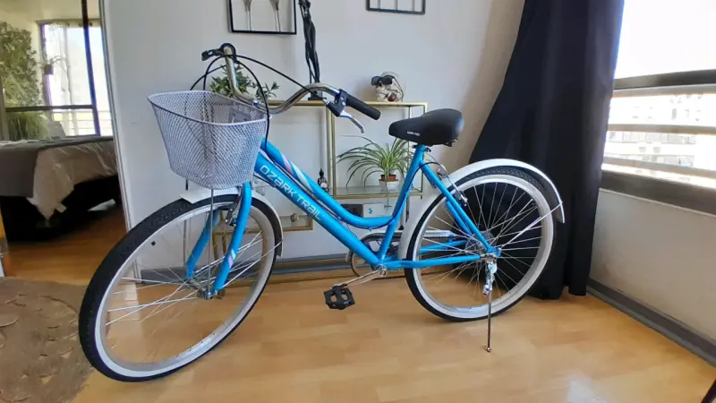 Bicicleta urbana Ozark Trail azul con canasto