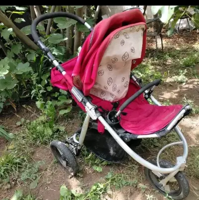 Coche de bebé rojo plegable - miniatura 5