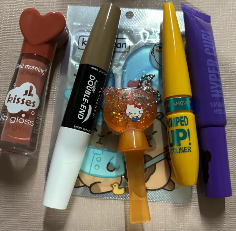 Set de maquillaje variado con gloss y delineador