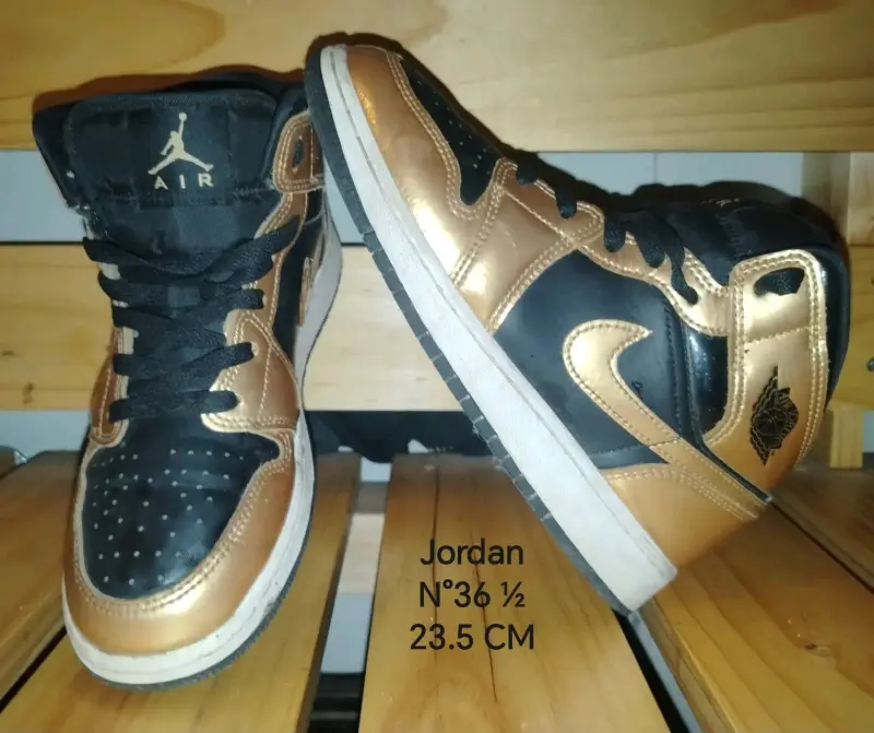 Zapatillas Air Jordan doradas talla 36.5