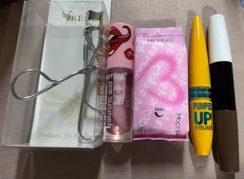 Set de maquillaje con rizador y delineador