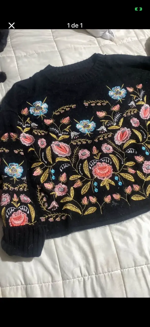 Suéter negro bordado floral