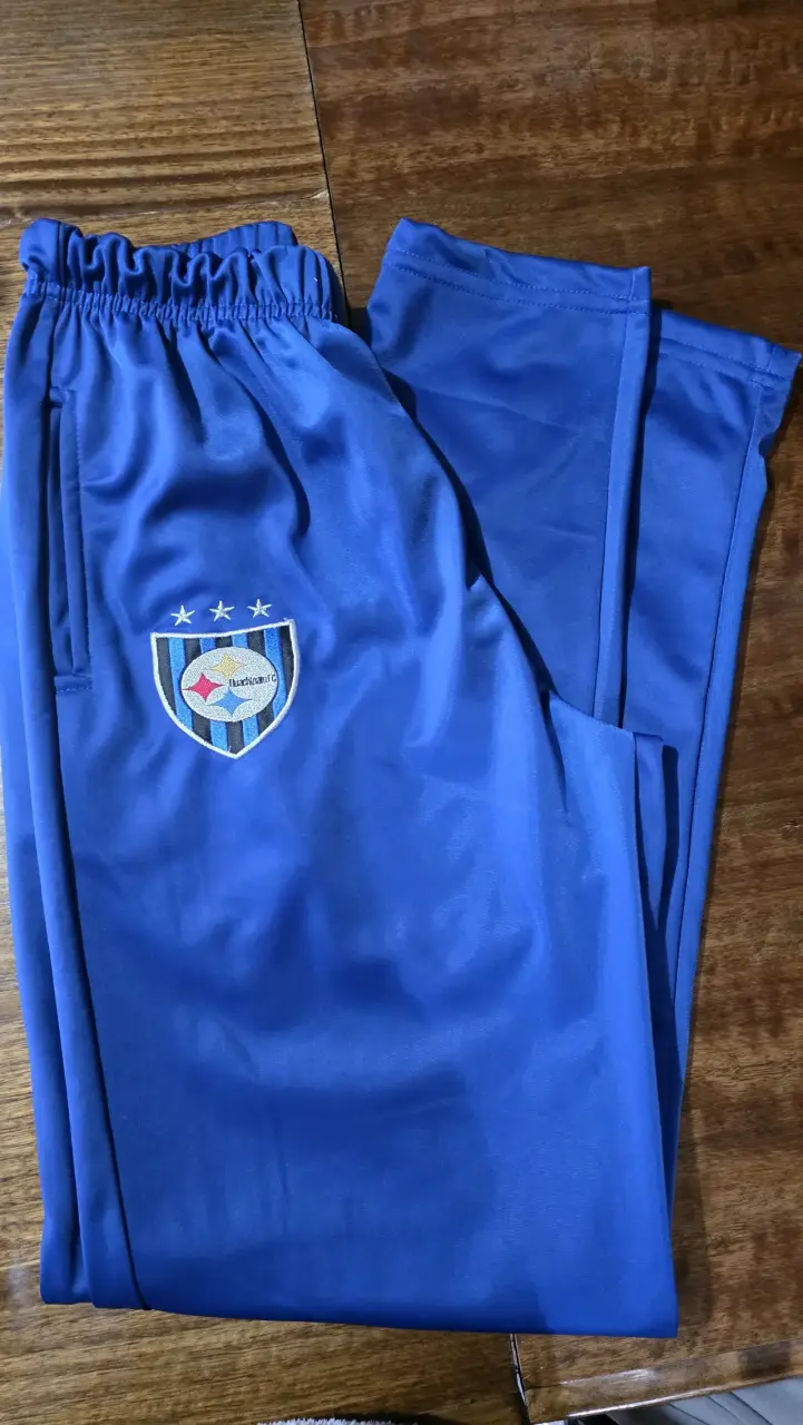 Pantalón deportivo azul con logo bordado