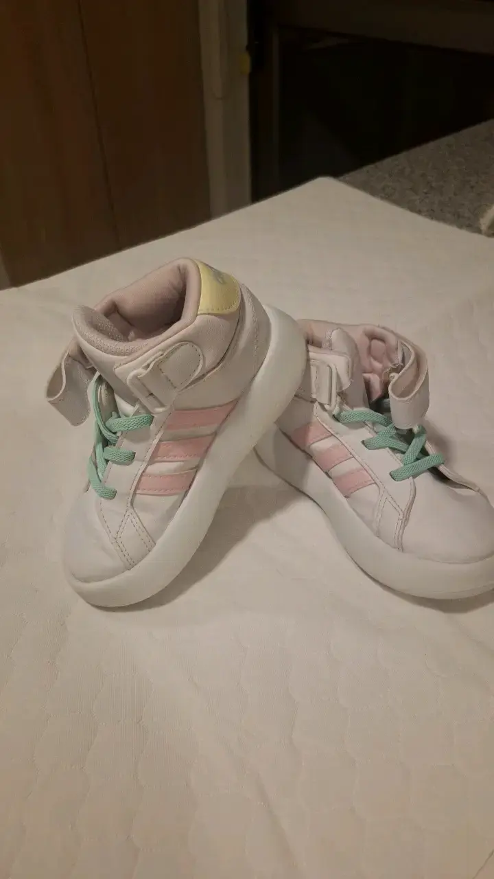 Zapatillas deportivas blancas con detalles rosados