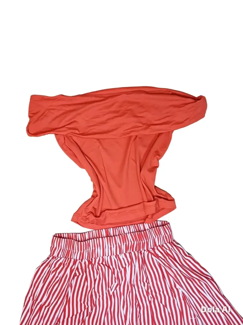 Conjunto blusa roja y falda a rayas
