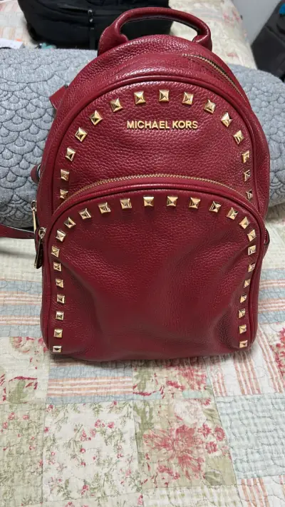 Mochila Michael Kors roja con tachas doradas - miniatura 1