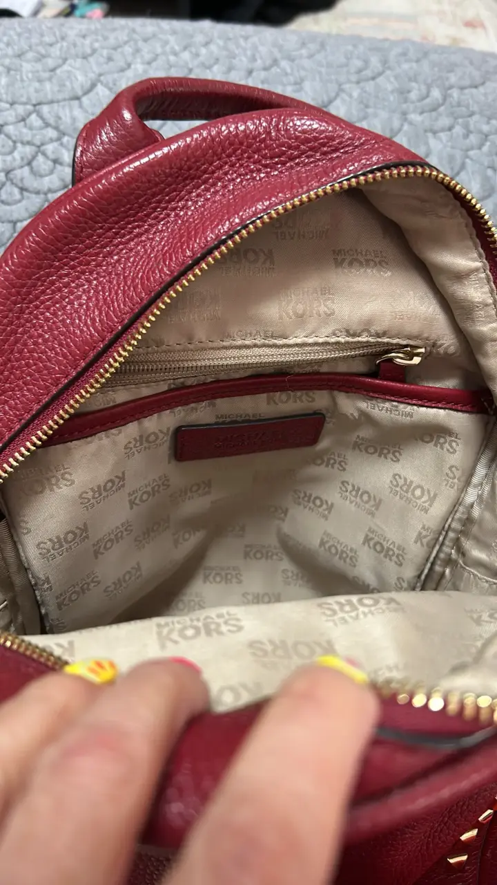 Mochila Michael Kors roja con tachas doradas - 3