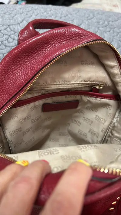 Mochila Michael Kors roja con tachas doradas - miniatura 3