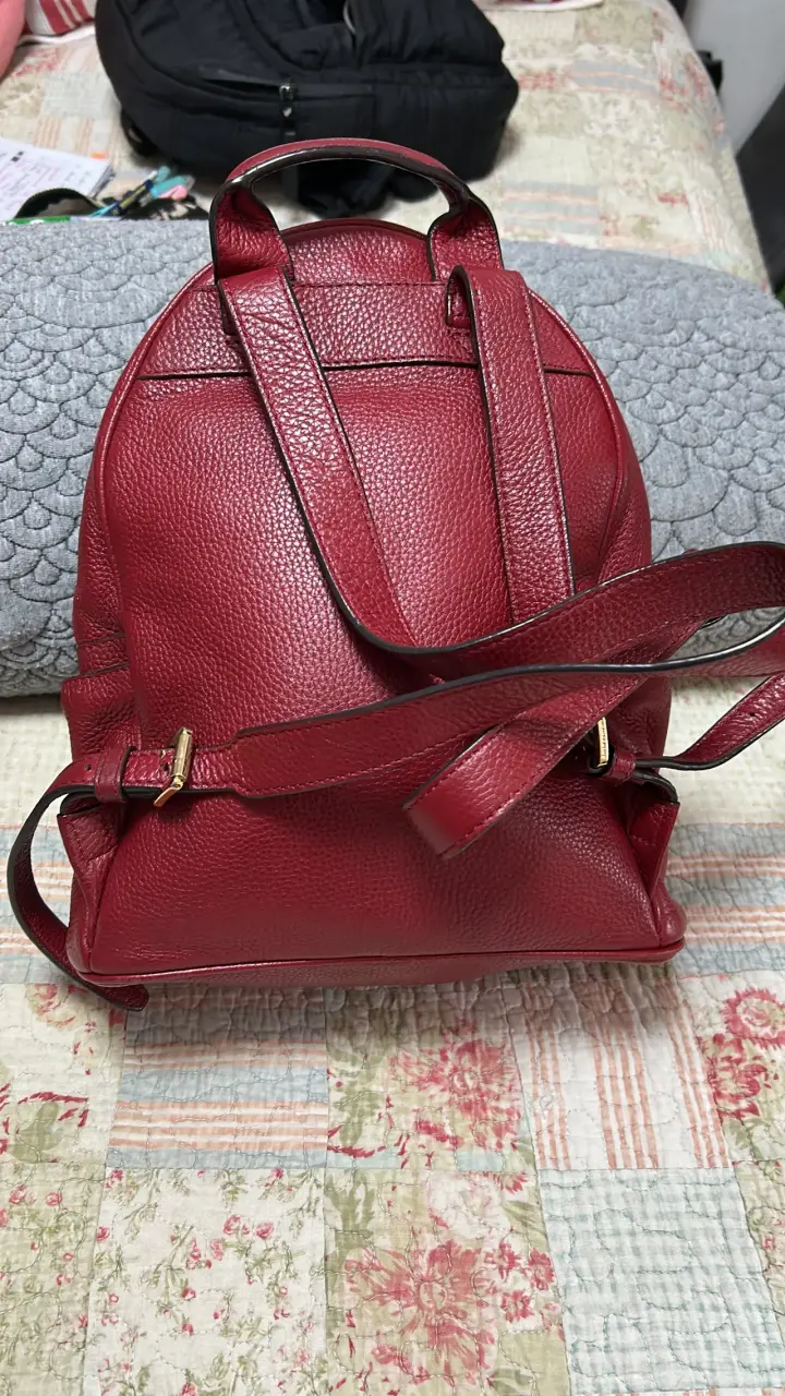Mochila Michael Kors roja con tachas doradas - 4