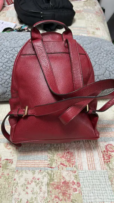 Mochila Michael Kors roja con tachas doradas - miniatura 4