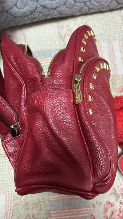 Mochila Michael Kors roja con tachas doradas - miniatura 5