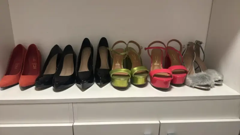 Colección de zapatos de tacón variados - 1