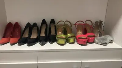 Colección de zapatos de tacón variados - miniatura 1