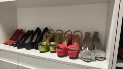 Colección de zapatos de tacón variados - miniatura 2