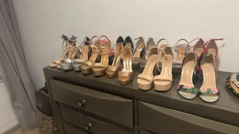 Colección de zapatos de tacón variados - 4