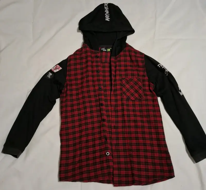 Camisa de niño con capucha a cuadros roja y negra - 1