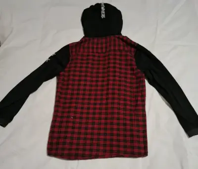Camisa de niño con capucha a cuadros roja y negra - miniatura 2