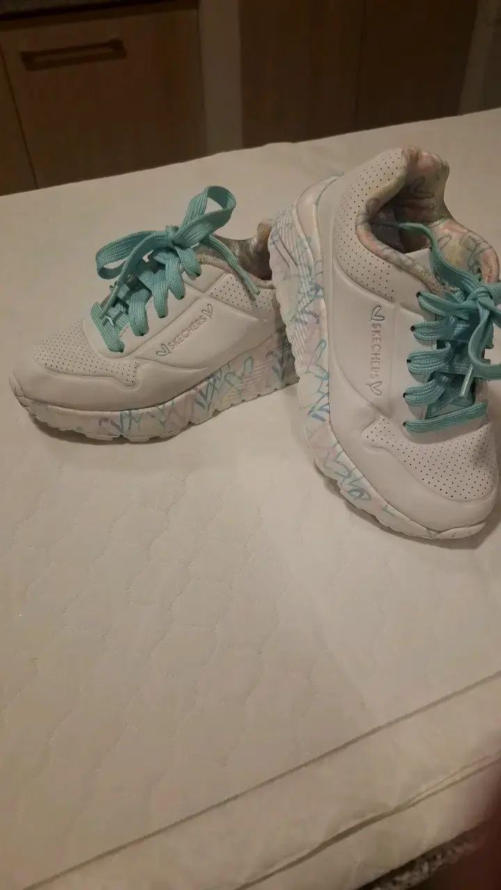 Zapatillas Skechers blancas con diseño floral