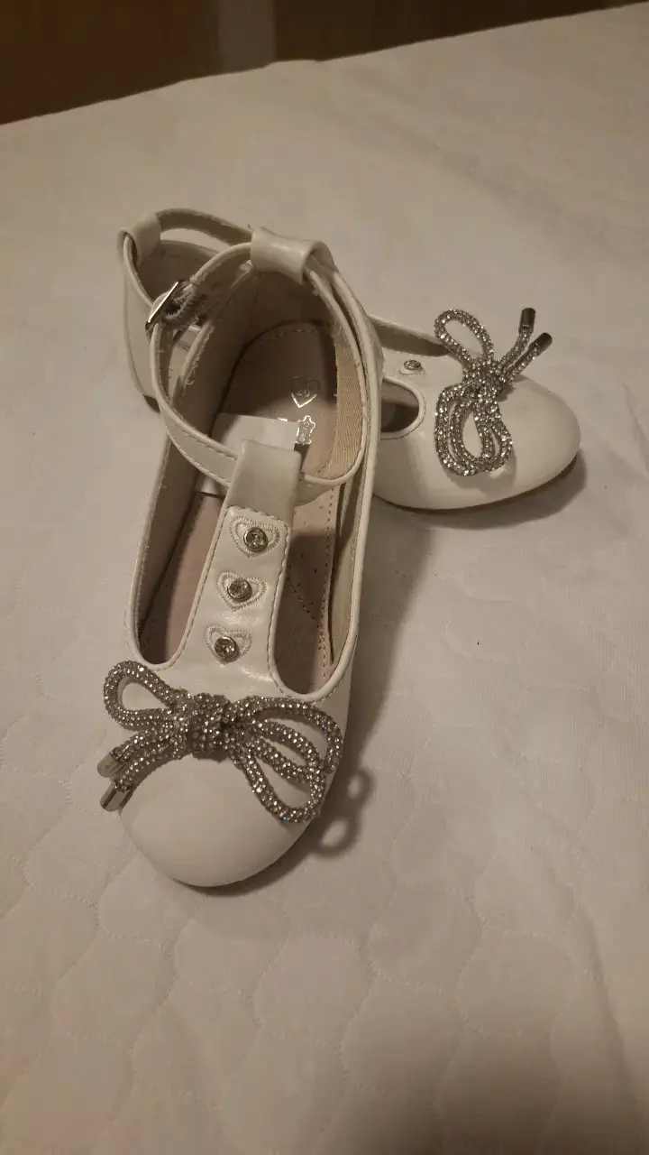 Zapatos de niña blancos con lazo brillante