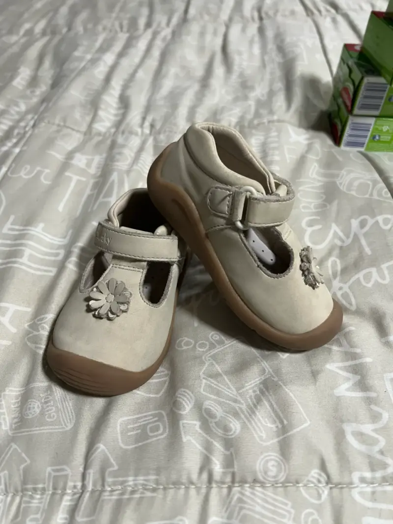 Zapatos de bebé beige con flor decorativa