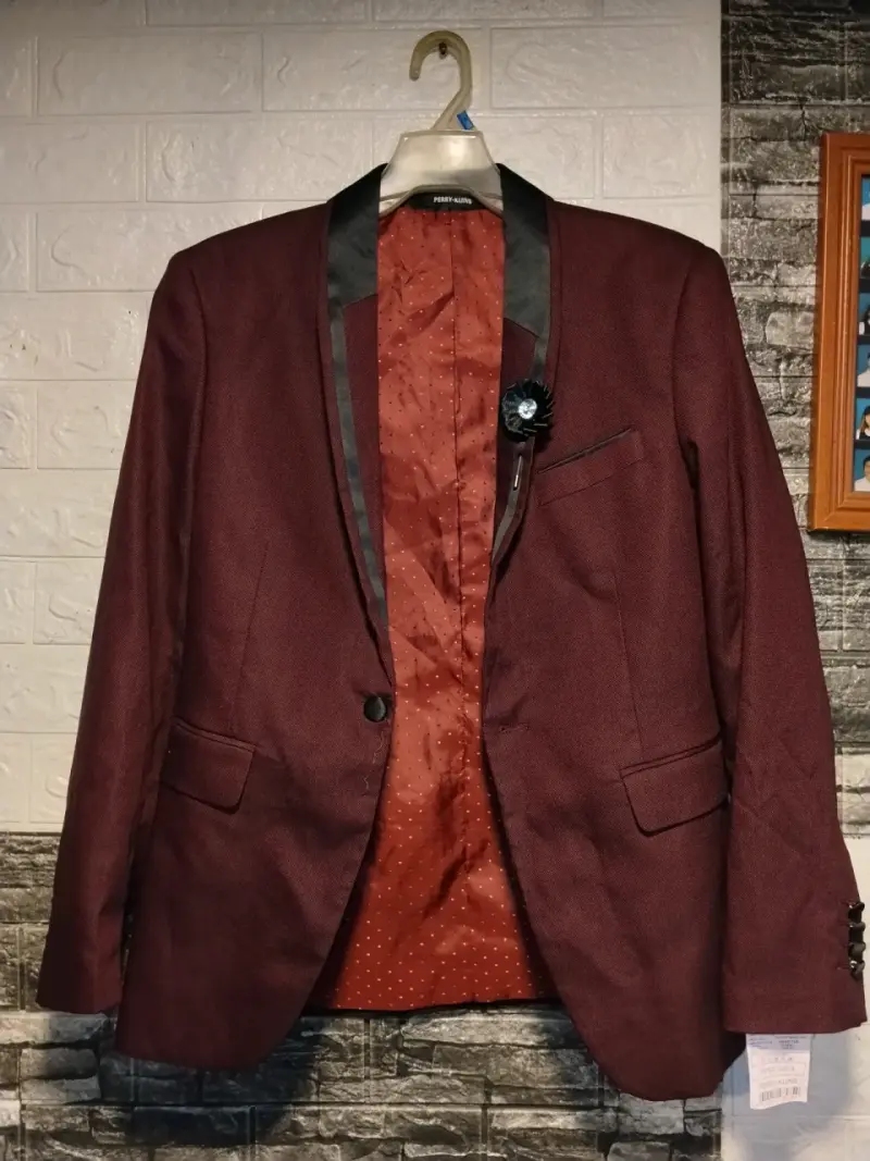 Blazer Perry Ellis burdeos con solapa negra - 1