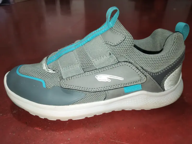 Zapatillas deportivas grises con detalles azules - 1