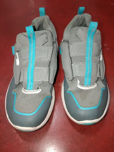 Zapatillas deportivas grises con detalles azules - miniatura 2