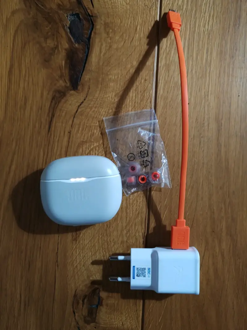Auriculares inalámbricos JBL con estuche y cargador - 1