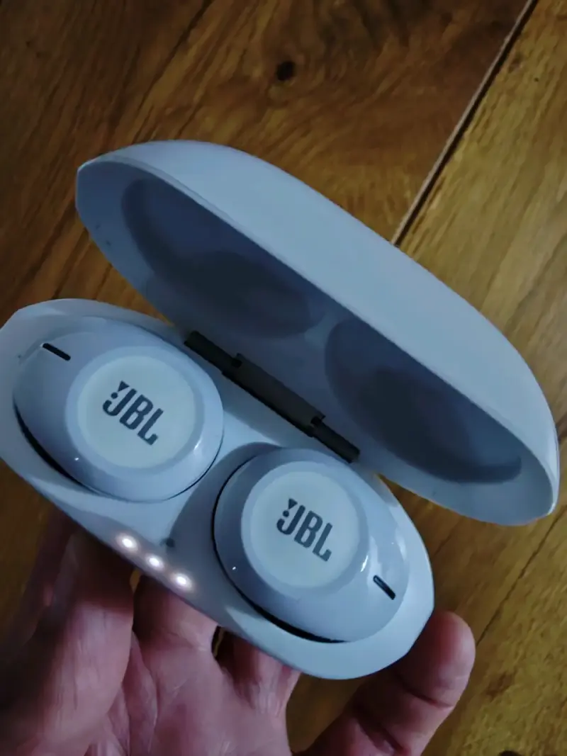 Auriculares inalámbricos JBL con estuche y cargador - 2