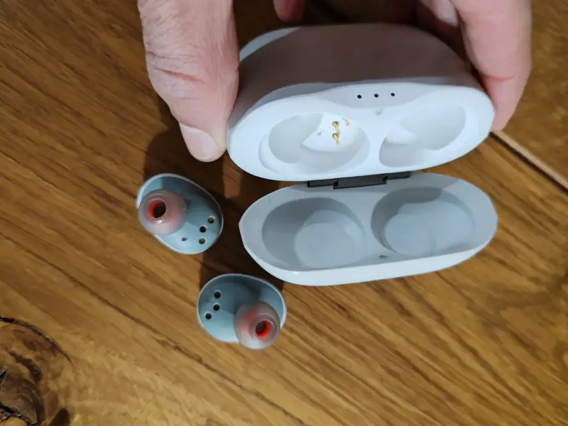 Auriculares inalámbricos JBL con estuche y cargador - 3