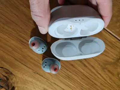 Auriculares inalámbricos JBL con estuche y cargador - miniatura 3