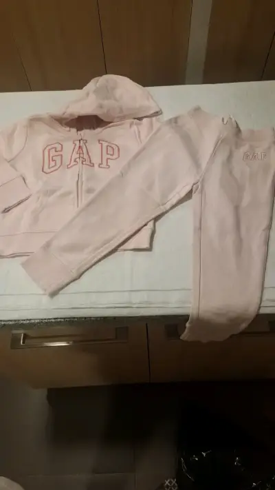 Conjunto deportivo GAP rosado para niña - miniatura 2